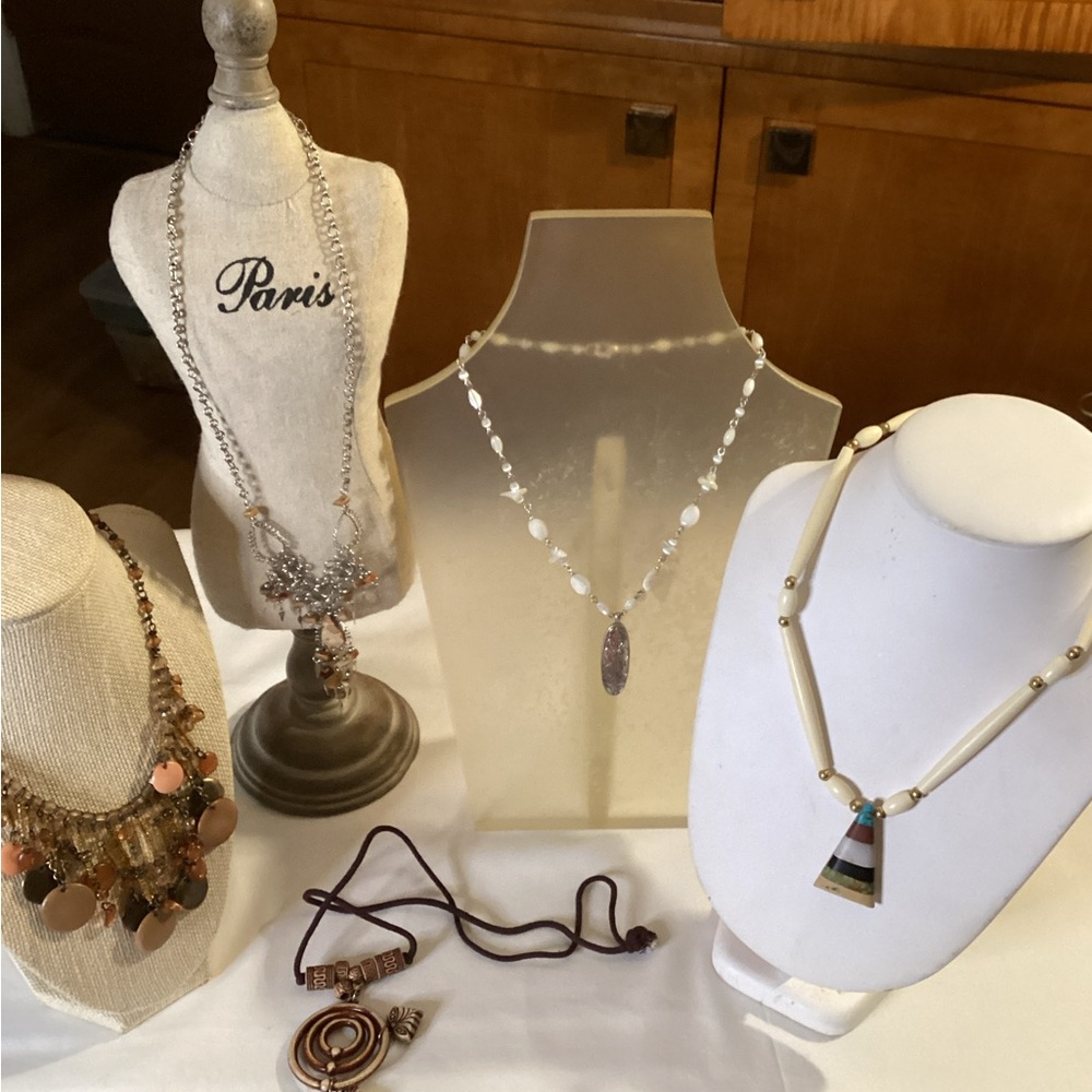 Lot of 5 necklaces with pendants, beads, wood, metal